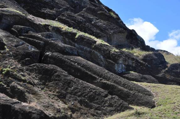 Moais ainda em processo de 'produção', nas pedreiras de Rano Raraku, em Rapa Nui (ou Ilha de Páscoa), território chileno no meio do Oceano Pacífico